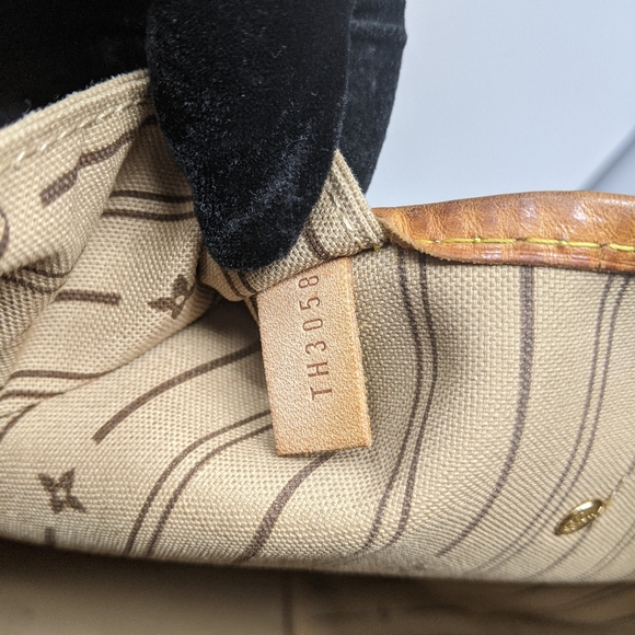 LOUIS VUITTON Neverfull GM Shoulder Bag - Picture 13 of 16